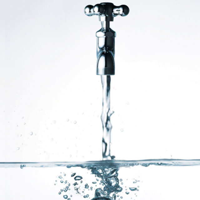 Взаємодія контактних лінз з водою може призвести до ускладнень зі сторони зору