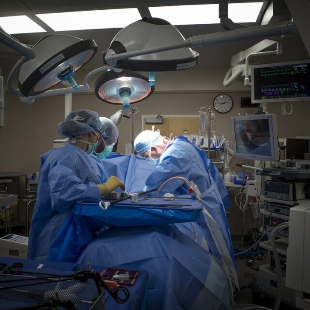 Чи є необхідність вдягати одноразовий хірургічний костюм та шапочку в операційній?