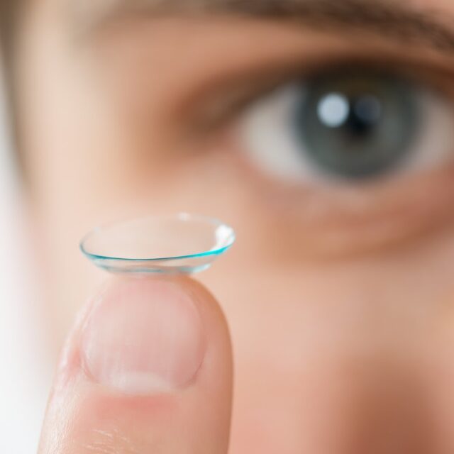 Поєднання низьких доз атропіну та контактних лінз MiSight сприяє сповільненню прогресування міопії у дітей та підлітків