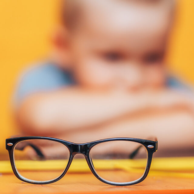 Кожна година за екранами гаджетів за день підвищує ризики розвитку міопії у дітей